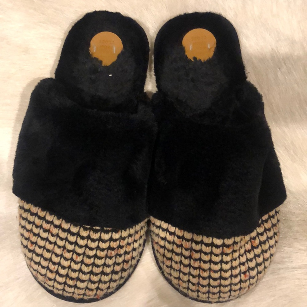 ANTHROPOLOGIE Far Away From Close Slippers, size M